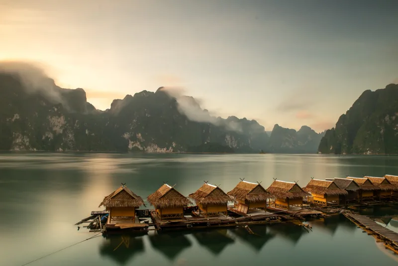 บ้านพักแพกลางทะเลสาบท่ามกลางภูเขาหินปูนยามเช้า