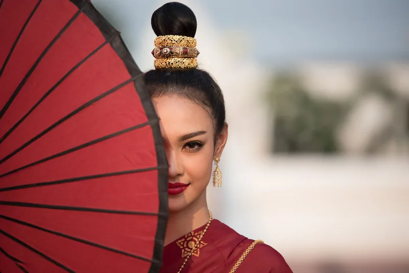 ร่มแดงบังครึ่งหน้า — แฟชั่นชุดไทย