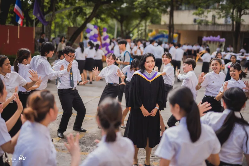 นักเรียนวิ่งเล่นในสนาม — จังหวะจริง ไม่จัดฉาก