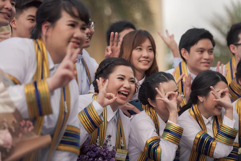รับปริญญากับเพื่อน — งานสถานศึกษา