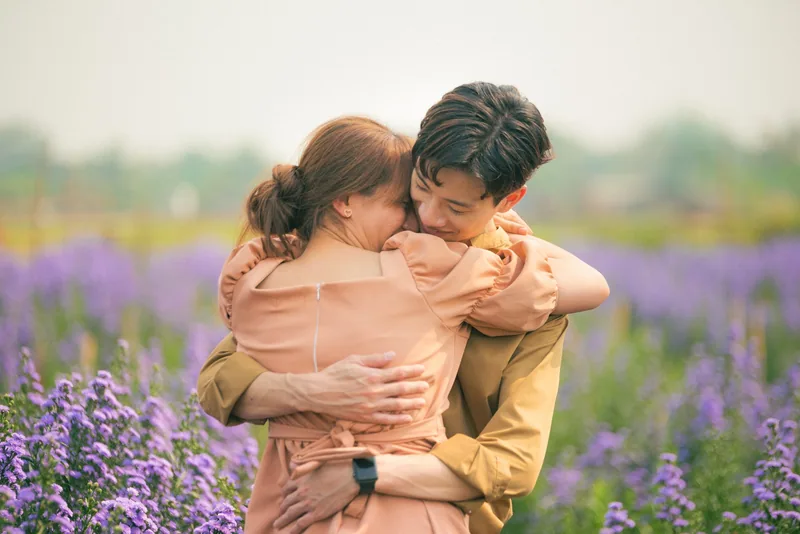 กอดกันในทุ่งดอกไม้ม่วง — ธรรมชาติ ไม่สั่งท่า