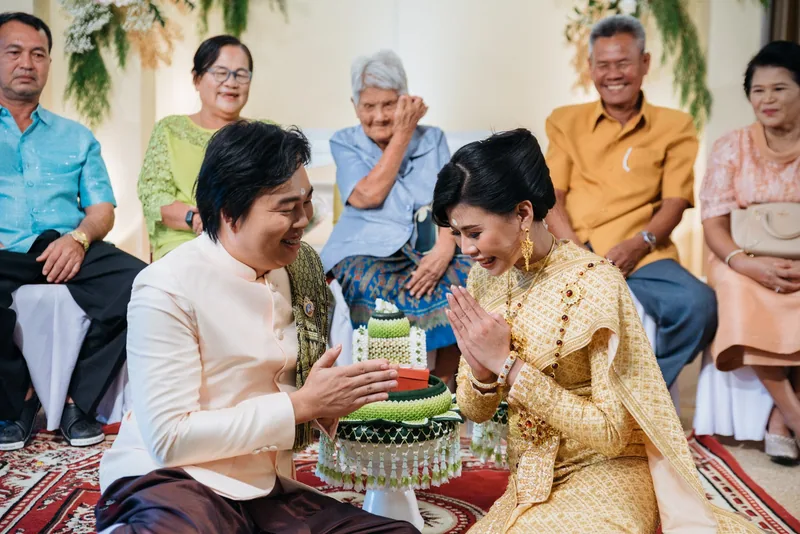 พิธีรดน้ำสังข์ — งานแต่งพิธีไทย